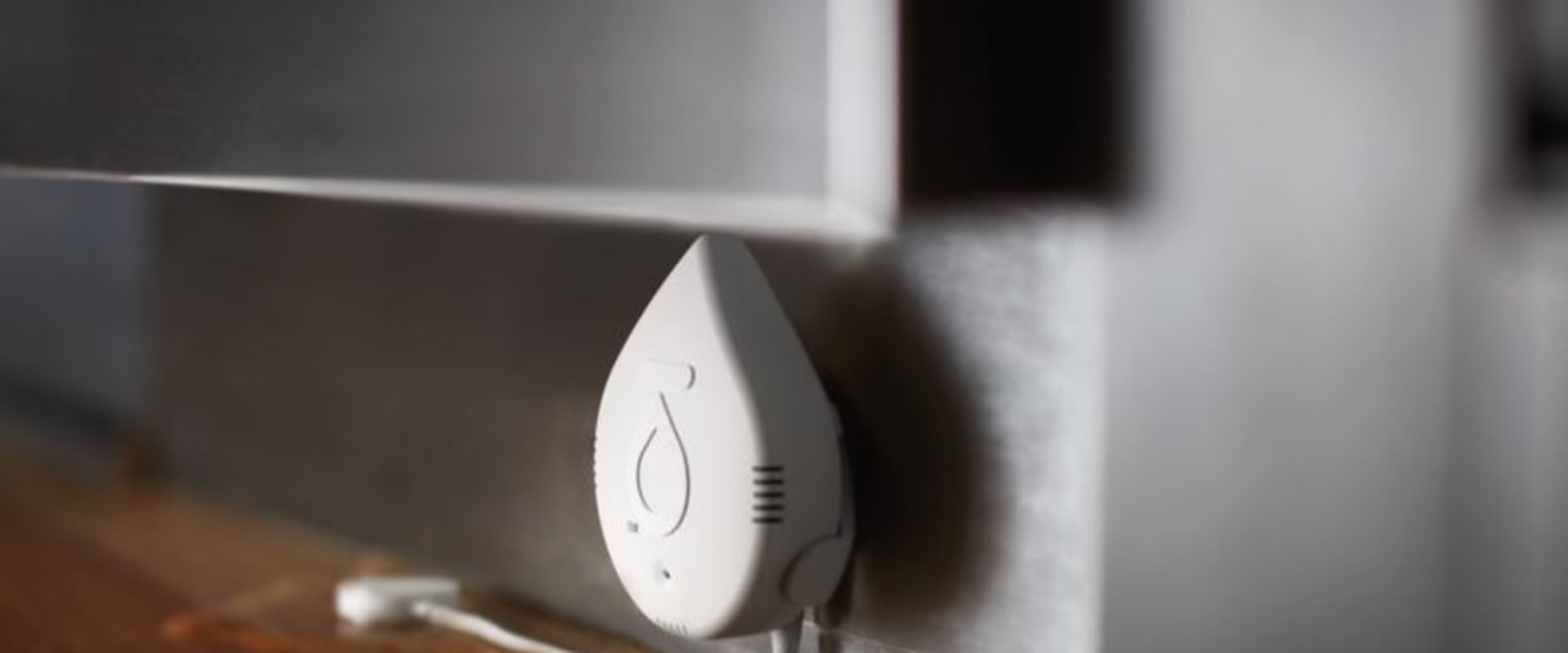 How do water leak detectors work?